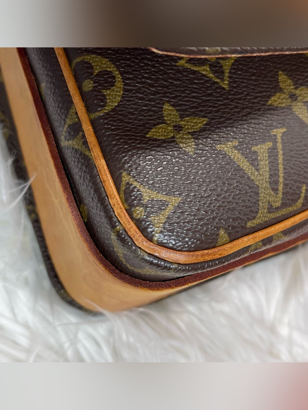 LV Authentic Crossbody Vintage - Picture 10 of 16